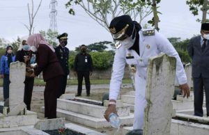 Peringati HUT Tuba ke 24, Bupati dan Forkopimda Laksanakan Upacara Ziarah Makam dan Tabur Bunga