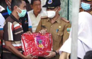 Plh Bupati Pesibar Kunjungan Sekaligus Serahkan Bantuan Kepada Warga Korban Kebakaran di Pekon Penggawa v Ulu