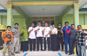 Ketua DPC AWPI Kota Metro didampingi Ketua Bidang Humas Silahturahmi Dengan Pengurus… METRO Ketua DPC AWPI Kota Metro didampingi Ketua Bidang Humas Silahturahmi Dengan Pengurus MKKS SMA Kota Metro