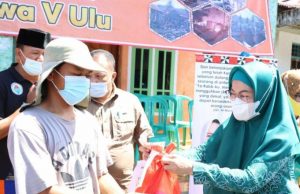 TP PKK Kabupaten Pesibar Bagikan Sembako dan Masker Gratis