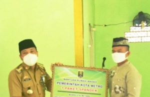 Walikota Metro Serahkan Bantuan Rumah Ibadah di Musholla Al-Muttaqqien