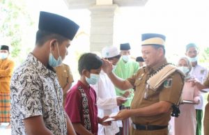 Bupati Lamtim Serahkan Bantuan Untuk Rumah Ibadah dan Santunan Anak Yatim