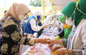 Ibu Riana Sari Arinal Buka Bazar Takjil Ramadhan 2021 di Halaman Kantor Dekranasda Provinsi Lampung