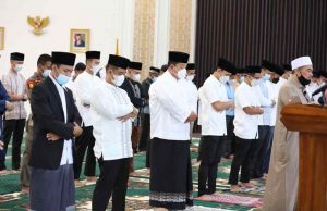Gubernur Arinal dan Ibu Riana Laksanakan Shalat Ied di Mahan Agung, Ajak Tingkatkan Ketaqwaan kepada Allah SWT