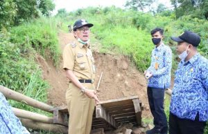 Tanggap Laporan Masyarakat, Bupati Pesibar Tinjau Jembatan Roboh