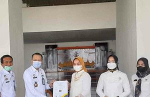 Ketua Dekranasda Riana Sari Arinal Terima Hak Paten Tapis Lampung dari Kemenhumham