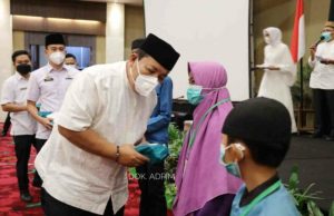 Latih Rasa Sosial dan Kebersamaan di Bulan Ramadhan, Gubernur Arinal Berikan Santunan kepada Yayasan Anak Yatim dan Duafa