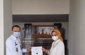 Ketua Dekranasda Riana Sari Arinal Terima Hak Paten Tapis Lampung dari Kemenhumham