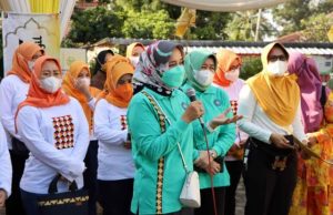 Ketua Tim Penggerak PKK Provinsi Lampung, Riana Sari Arinal secara resmi menutup kegiatan Bazar Ramadhan