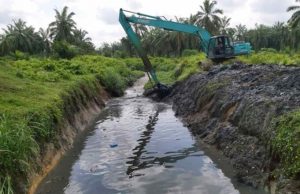 Antisipasi banjir, Pemkab Asahan melakukan normalisasi saluran pembuangan air