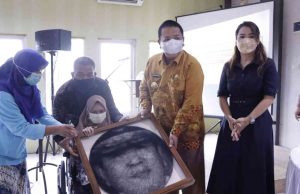 Gubernur Lampung Hadiri Penyerahan Lukisan String Art Oleh Komunitas Disabilitas Kota Metro
