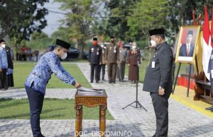 Bupati Tuba Serahkan SK Kenaikan Pangkat Pegawai Negeri Sipil Periode 01 April 2021