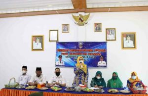 Ketua TP PKK Pesibar Bagikan Insentif Kader Posyandu