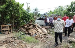 Tinjau Rumah Roboh di Penengahan, Nanang : saya harap warga waspada bencana alam