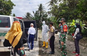 Kini Desa Pulau Tengah Melakukan Rapid Antigen dengan Pengawalan Babinsa