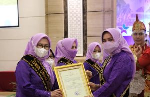 Septi Istiqlal Dikukuhkan Sebagai Bunda Literasi Kabupaten Pesibar