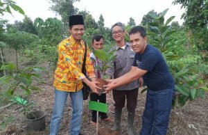 Sedekah Bumi, Imron Tanam Pohon Pakan Badak di Way Kambas