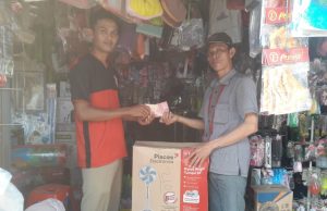 Sebagai Bentuk Dukungan, Kepala Desa Bumi Ayu Berikan Bantuan 2 Unit Kipas Angin Untuk Sekretariat AWPI LAM-TIM