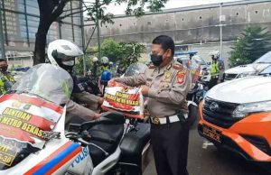 Polres Metro Bekasi Lepas Pemberangkatan Pembagian Paket Sembako Untuk Warga Bekasi