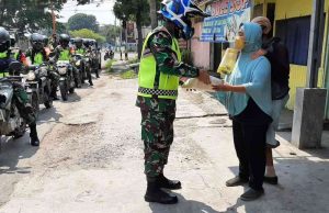 Dandim 0421/Ls Bersama Anggota Babinsa Membagi Sembako Kepada Masyarakat