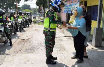 Dandim 0421/Ls Bersama Anggota Babinsa Membagi Sembako Kepada Masyarakat