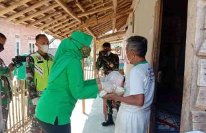 Ibu Ketua Persit KCK Cabang XXXIII/Kodim 0421/LS Bagikan Sembako Kepada Warga