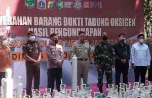 Kapolda Metro Jaya Serahkan Tabung Oksigen Hasil Sitaan Ke Gubernur DKI