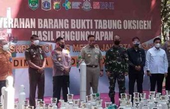 Kapolda Metro Jaya Serahkan Tabung Oksigen Hasil Sitaan Ke Gubernur DKI