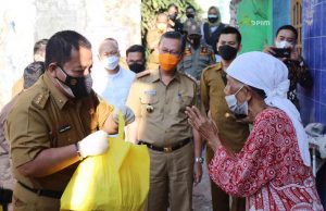 Gubernur Arinal Turun Langsung Berikan Bantuan Sembako di Kota Bandar Lampung, Hadir di Tengah Masyarakat di Masa Sulit Pandemi Covid-19