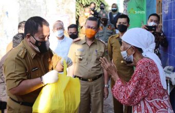 Gubernur Arinal Turun Langsung Berikan Bantuan Sembako di Kota Bandar Lampung, Hadir di Tengah Masyarakat di Masa Sulit Pandemi Covid-19