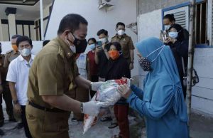 Gubernur Arinal, serahkan program stimulus bantuan sosial kepada Masyarakat
