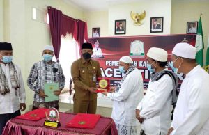 Bupati Rocky Hibah Aset Komplek Islamic Center Untuk Pesantren Bustanul Huda