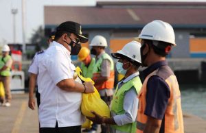 Ringankan Beban Masyarakat Terdampak Covid-19, Gubernur Arinal Serahkan Bantuan untuk Pekerja Bongkar Muat dan Para Nelayan