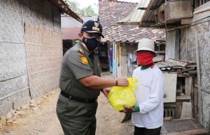 Pemerintah Terus Hadir di Tengah Masyarakat, Gubernur Arinal Berikan Bantuan secara Door to Door di Jatimulyo, Lampung Selatan