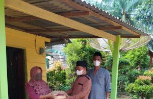 Tak biasa, panitia bagikan daging kurban door to door dengan Besek Bambu