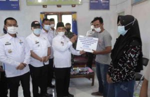 Pemerintah Pesisir Barat Serahkan Bantuan Kepada korban Kebakaran