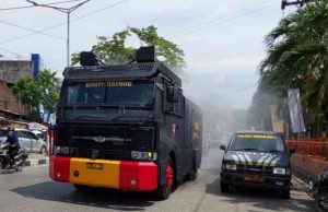 Cegah Penyebaran Covid-19, Satuan Brimob Polda Sumut Lakukan Penyemprotan Skala Besar