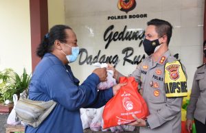 Polres Bogor Bagikan Daging Kurban dan Paket Sembako Bagi Masyarakat Terdampak Covid 19