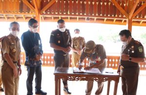 Pemkab Pesibar Terima Hibah Barang Dari Kejaksaan Negri Lambar