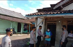 PPKM Darurat Polres Way Kanan Bagikan Sembako Kepada Warga