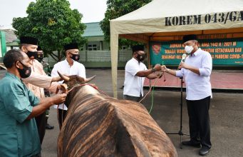 Serahkan Hewan Kurban, Danrem 043/Gatam Ajak Prajurit Untuk Meningkatkan Keimanan Dan Ketaqwaan Kepada Allah SWT