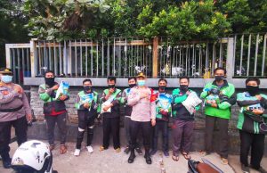 Polres Jakarta Barat Bagikan Sembako Ke Driver Ojek Online dan Pangkalan