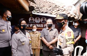 Polres Bogor, Gelar Vaksinasi Covid-19 Door to Door dan Bagi Beras dan Paket Sembako