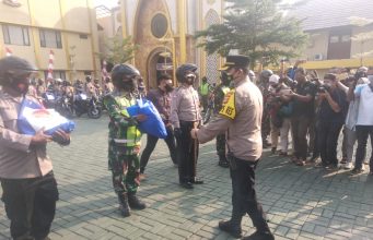Polisi dan TNI Kota Bogor, Bagikan Ratusan Paket Sembako dan Vitamin