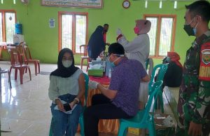 Babinsa Dampingi Pelaksanaan Vaksinasi di Kantor desa Sukamulya Kec. Palas Kabupaten Lampung Selatan.
