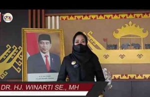Secara Simbolis, Bupati Hj. Winarti Berikan Bantuan Paket Sembako