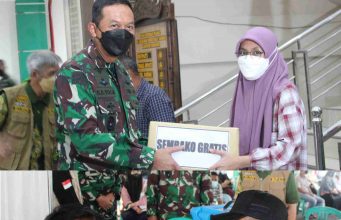 Baksos HUT Korem Ke 74, Danrem 043/Gatam Dan Bupati Pringsewu Serahkan Bantuan Sembako dan Cek Pelaksanaan Vaksin