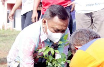 Gerakan penghijauan Tanam 200 Pohon di Perumahan PNS Yosomulyo