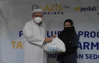 Bantu Sesama, Lazis IIB Darmajaya–DT Peduli Lampung Bagikan 122 Bingkisan