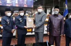 Bahas Raperda Perubahan APBD dan Pengelolaan BMD Atas Penyampaian Pendapat Akhir Walikota